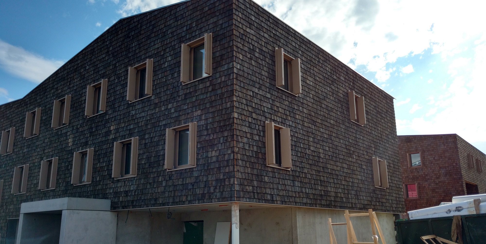 Façade et couverture en tuiles de bois Soveco® pré-grisées